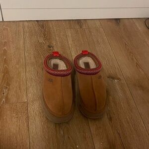 Ugg Tasman Platform size 6